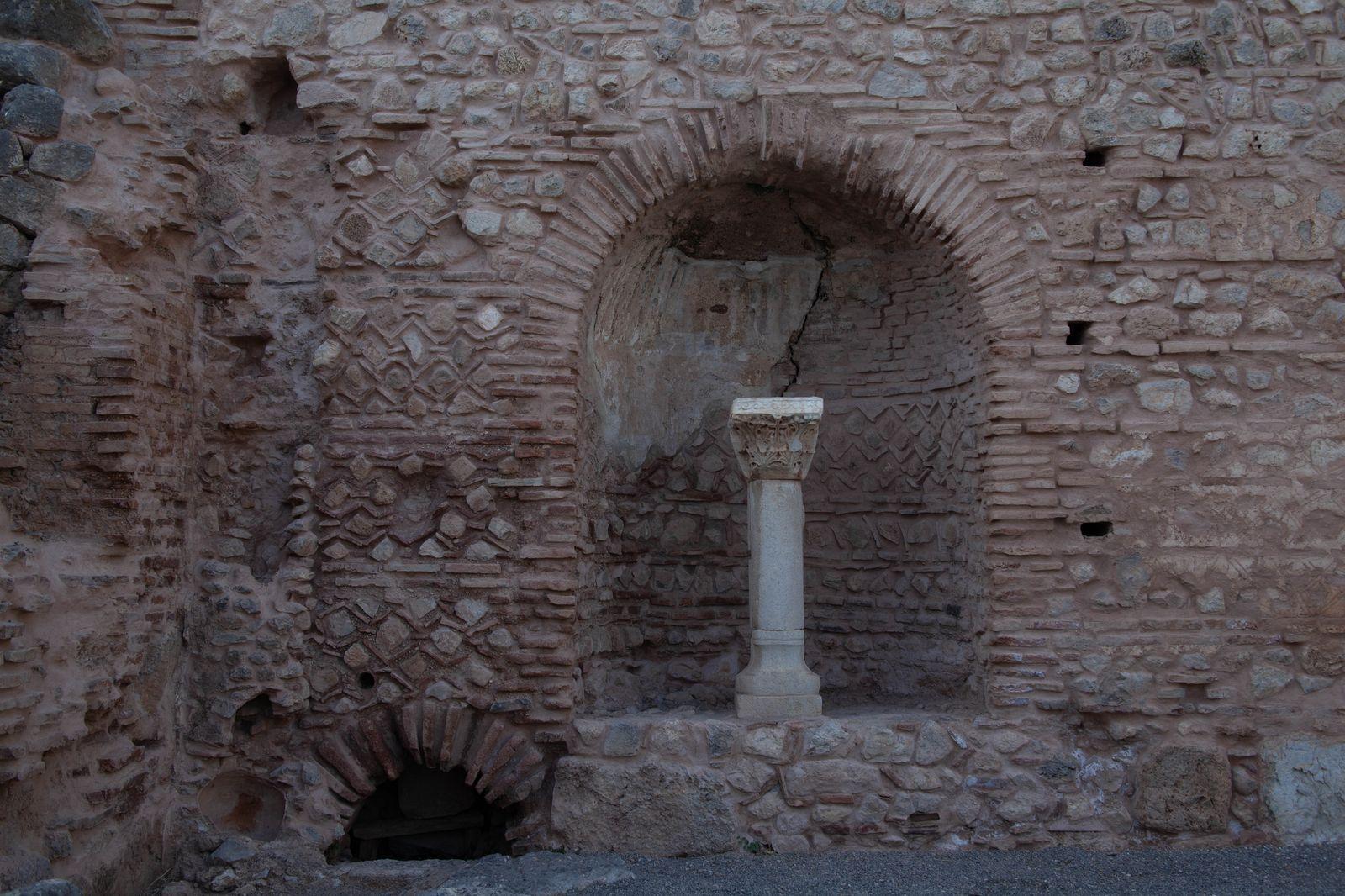 비잔틴 아치와 코린트식 단독 기둥